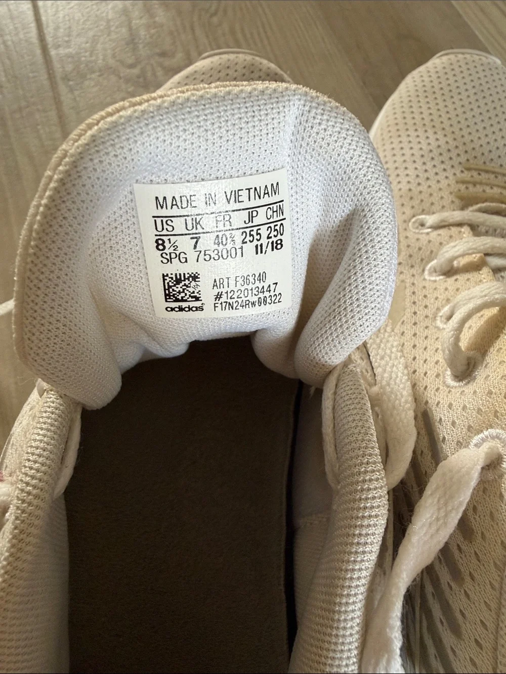 adidas men’s Lightweight White and Cream Athletic Sneaker. Size 8.5